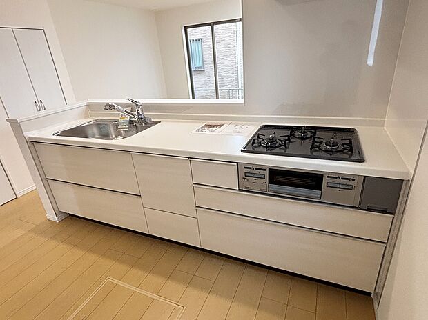 【キッチン】【A号棟】収納力豊富なシステムキッチン。大型スライド収納付きで、すっきり片付けやすいキッチンです。
床下収納もついてたっぷり収納できます♪