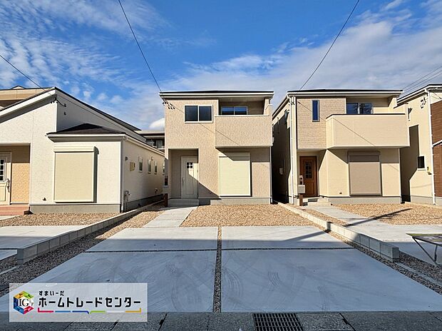 【現地外観写真】【２号棟】並列２台駐車ができるカースペースを確保しました！来客時も安心です♪セカンドカー用にもお使い頂けます。