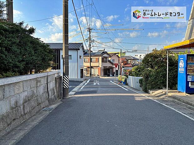 【前面道路含む現地写真】前面道路は交通量の少ない道路です。ゆとりがあり、駐車時もゆっくりと落ち着いて行える立地環境になっています♪