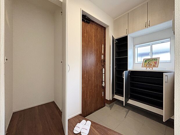 【玄関】【1号棟】明るくて清潔感溢れる玄関。
便利な下駄箱収納付きです♪
散らかりがちな玄関もすっきりと片付きます。