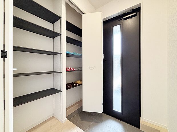 【玄関】明るくて清潔感溢れる玄関。
便利な下駄箱収納付きです♪
散らかりがちな玄関もすっきりと片付きます。　　　　　　