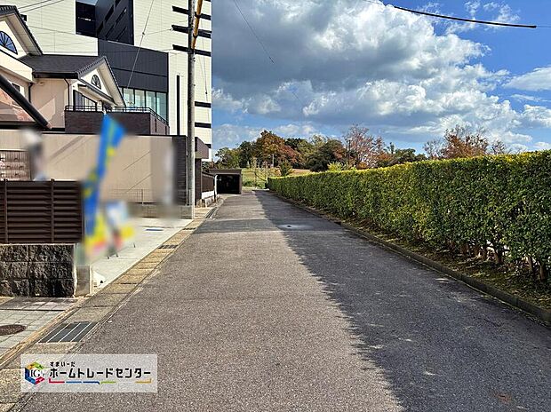 【前面道路含む現地写真】前面道路は5.0ｍ。交通量の少ない道路です。駐車時もゆっくりと落ち着いて行える立地環境になっています♪　　