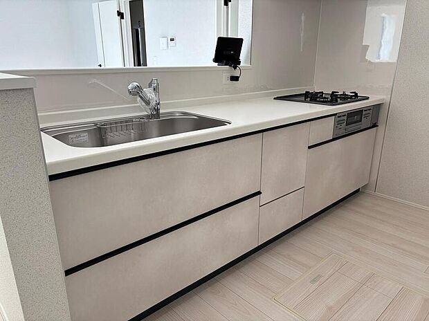 【キッチン】【１号棟】収納力豊富なシステムキッチン。大型スライド収納付きで、すっきり片付けやすいキッチンです。
床下収納もついてたっぷり収納できます♪