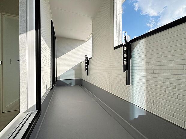 【バルコニー】【１号棟】急な天候変化にも安心のインナーバルコニー仕様♪お洗濯だけでなく、ちょっとしたリラックスできる空間になりそうです☆