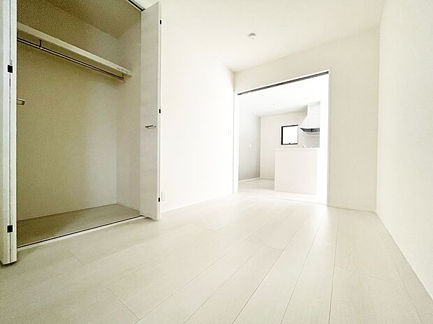 【リビング以外の居室】（1号棟）LDKと隣接した洋室。
洋室は、リビングから目が届く場所なので、お子様の遊び部屋・お昼寝スペースとして使うのもオススメです♪