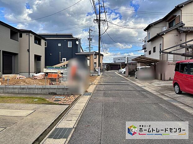 【前面道路含む現地写真】交通量が少ない住宅街なので雨の日でも車の走行音も気になりません。住人以外の車の進入も少なく、小さなお子様を持つご家庭にも安心です◎