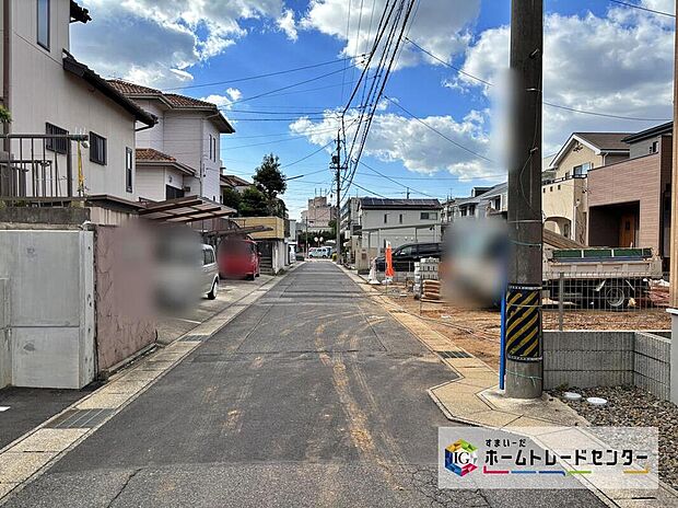 【前面道路含む現地写真】南側道路で日当たり良好♪近隣にお買い物施設も充実した住環境です!