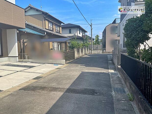 【前面道路含む現地写真】前面道路は閑静な住宅地をはしる車通りの少ない道路。お車の出し入れが苦手なママや小さなお子様にも安心ですね。しっかり舗装もされているので、ベビーカーや自転車で通っても快適に通行できます。