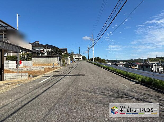 【前面道路含む現地写真】前面道路の幅員は8.1～8.2ｍ。見通しが良く駐車もゆとりをもって行えます♪