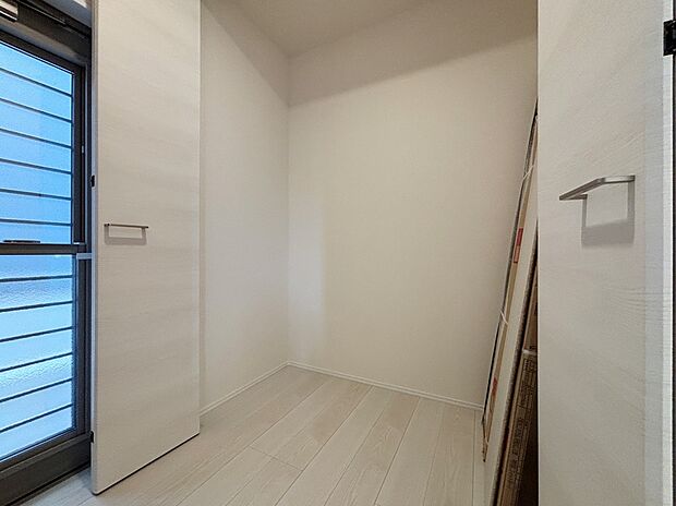 【収納】勝手口横に扉付き収納つきで便利♪