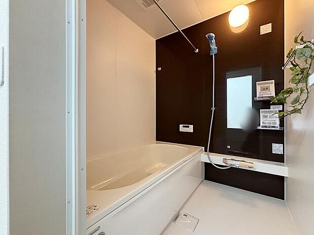 【浴室】【１号棟】１坪以上広さを設けた浴室で、ゆったりバスタイム♪
お子様と一緒に入るにも充分な広さです。※家具、調度品は展示用です。
一日の疲れを癒せます♪