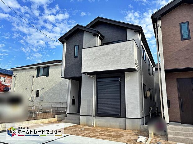 【現地外観写真】【１号棟】流行に左右されず、将来にわたって価値が継続する「上質」な佇まい。おしゃれな雰囲気や自然の潤い、親しみやすさといった暮らしを豊かにしてくれる住空間です。