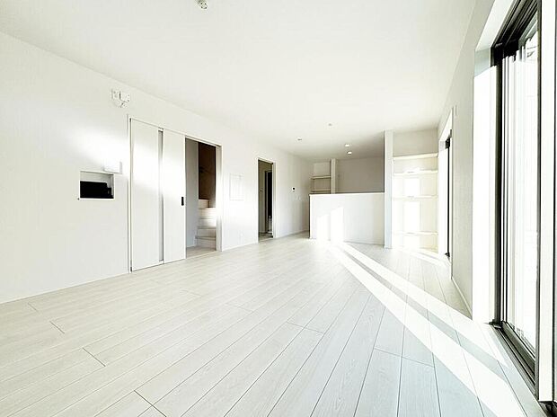 【リビング】【３号棟】大切なご家族が集まるからこそＬＤＫはこだわりたい！休日はおひさまの光をたっぷりと取りこめるリビングでゆったりと過ごしませんか？子供たちが元気に笑いながら走り回っても十分な広さの空間です。