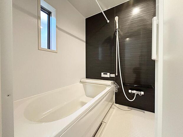 【浴室】【１号棟】アクセントパネルで落ち着きのある雰囲気を演出したバスルーム♪毎日の疲れを癒やすバスタイムをお楽しみ下さい！浴室換気乾燥暖房機付きで、ジメジメした季節や雨の日には、浴室内干しも可能！