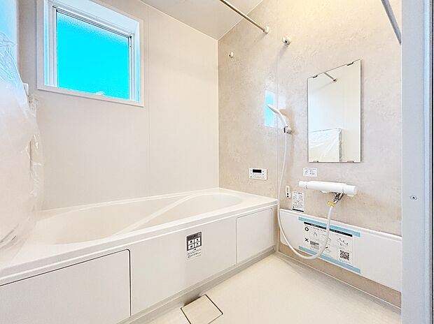 【浴室】１坪以上広さを設けた浴室で、ゆったりバスタイム♪
お子様と一緒に入るにも充分な広さです。
一日の疲れを癒せます♪