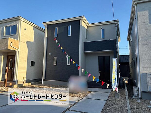 【現地外観写真】並列駐車ができるカースペースを確保しました！　　　
来客時も安心です♪
セカンドカー用にもお使い頂けます。