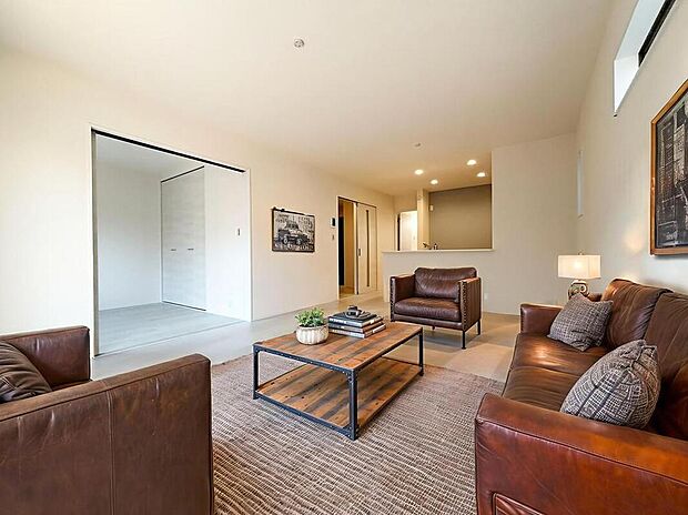 【リビング】広々とした明るいリビング♪
対面式のオープンキッチンは、家事をしながら家族の様子が一目でわかる安心＆便利設備です♪
※家具をCGで加工しています。家具付き販売ではございません。