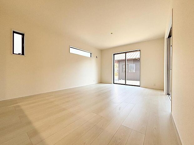 【リビング】大切なご家族が集まるからこそＬＤＫはこだわりたい！休日はおひさまの光をたっぷりと取りこめるリビングでゆったりと過ごしませんか？子供たちが元気に笑いながら走り回っても十分な広さの空間です。