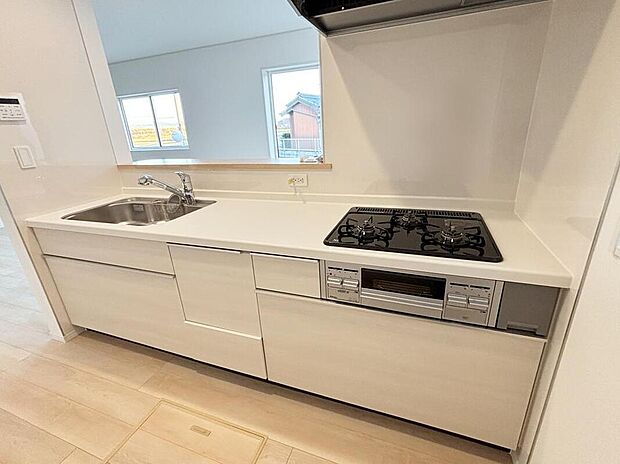 【キッチン】【１号棟】収納力豊富なシステムキッチン。大型スライド収納付きで、すっきり片付けやすいキッチンです。
床下収納もついてたっぷり収納できます♪