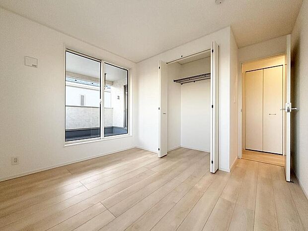 【リビング以外の居室】【１号棟】各居室に収納を設けました！
お洋服をたくさんお持ちの方でもたっぷり収納でき、お部屋を最大限広くご活用いただけます♪