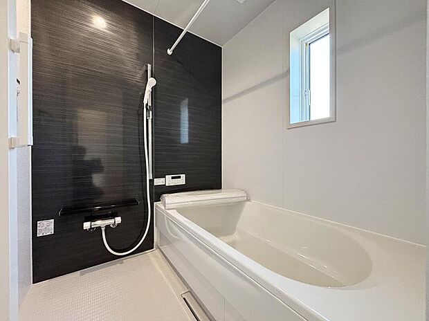 【浴室】【１号棟】アクセントパネルで落ち着きのある雰囲気を演出したバスルーム♪毎日の疲れを癒やすバスタイムをお楽しみ下さい！浴室換気乾燥暖房機付きで、ジメジメした季節や雨の日には、浴室内干しも可能！