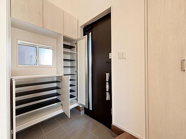 【玄関】【２号棟】明るくて清潔感溢れる玄関。
便利な下駄箱収納付きです♪
散らかりがちな玄関もすっきりと片付きます。　　　　　　