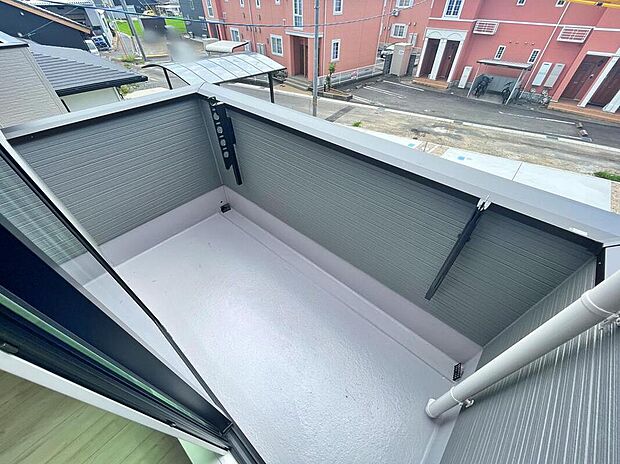 【バルコニー】家族分の洗濯物もしっかり干せます。日当たりも良く、毎日のお洗濯が楽しくなりそう♪お布団は手軽に干せていつもポカポカに☆