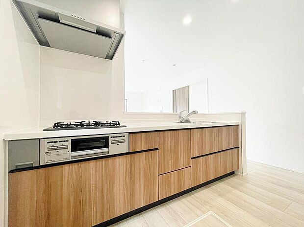 【キッチン】収納力豊富なシステムキッチン。大型スライド収納付きで、すっきり片付けやすいキッチンです。
床下収納もついてたっぷり収納できます♪