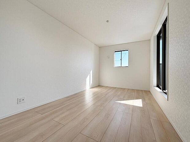 【リビング以外の居室】【３号棟】広々とした居住空間は日々の暮らしを彩り、心のやすらぎと満足感を与えてくれます。通風と採光を考慮した設計は子供たちはのびのび育ち、家族のくつろぎと団らんを生み出します。