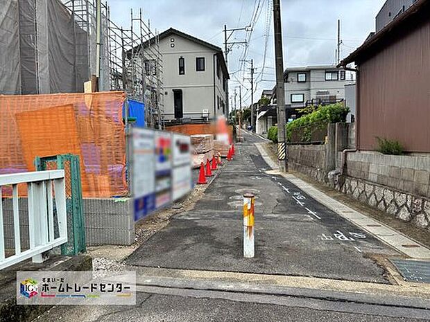 【前面道路含む現地写真】交通量が少ない住宅街なので雨の日でも車の走行音も気になりません。住人以外の車の進入も少なく、小さなお子様を持つご家庭にも安心です◎