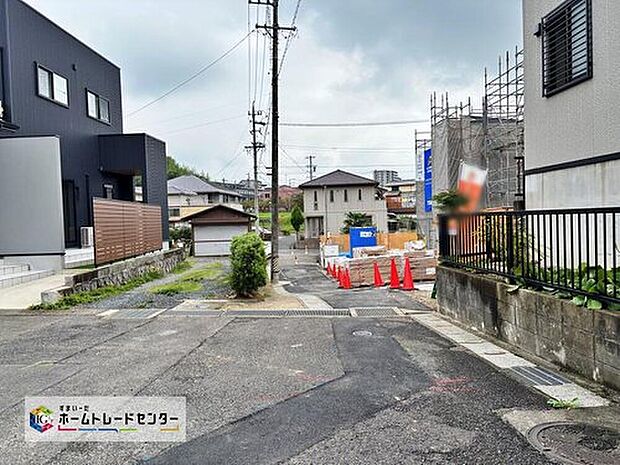 【前面道路含む現地写真】交通量が少ない住宅街なので雨の日でも車の走行音も気になりません。住人以外の車の進入も少なく、小さなお子様を持つご家庭にも安心です◎