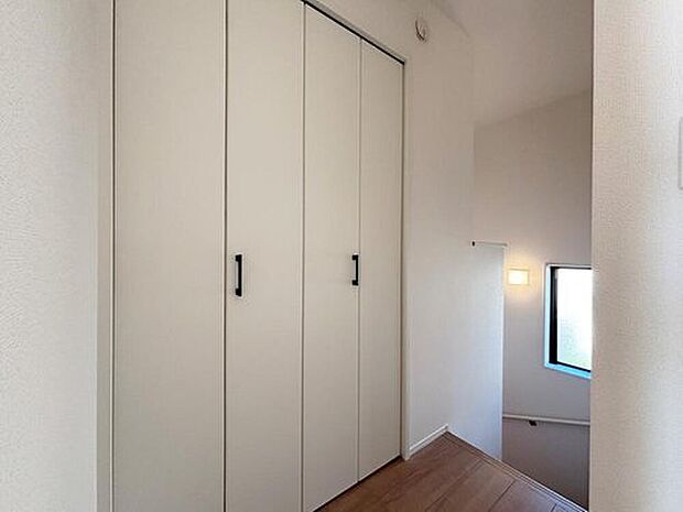 【収納】2階廊下にも収納有り♪普段使わないものも一か所に置いておけます!