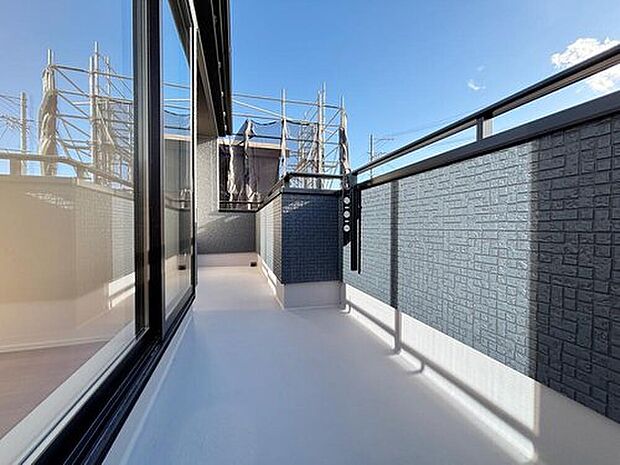 【バルコニー】家族分の洗濯物もしっかり干せるワイドなバルコニー。日当たりも良く、毎日のお洗濯が楽しくなりそう♪お布団は手軽に干せていつもポカポカに☆