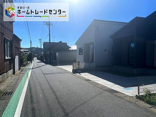 【 前面道路含む現地写真】交通量が少ない住宅街なので雨の日でも車の走行音も気になりません。住人以外の車の進入も少なく、小さなお子様を持つご家庭にも安心です◎