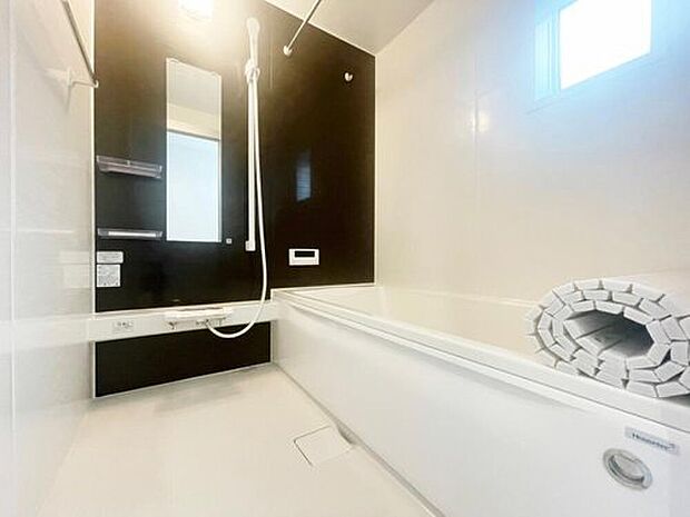 【浴室】アクセントパネルで落ち着きのある雰囲気を演出したバスルーム♪毎日の疲れを癒やすバスタイムをお楽しみ下さい！浴室換気乾燥暖房機付きで、ジメジメした季節や雨の日には、浴室内干しも可能！