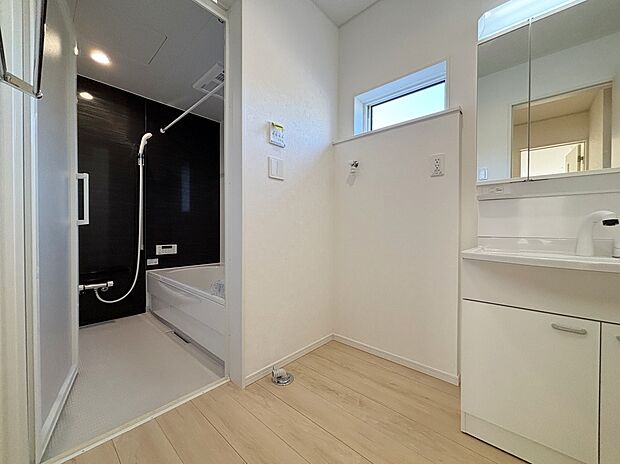 【洗面室】【１号棟】暮らしを快適にする三面鏡仕様の洗面化粧台。
収納力と機能性に優れた使いやすい設備で、忙しい朝の身支度もスムーズに♪