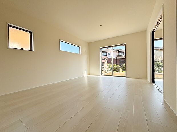 【リビング】【２号棟】心地よい明るい雰囲気のリビング♪採光は良好です！　　
家族団らんの時間も増えそうなくつろぎの場所になりそうです♪