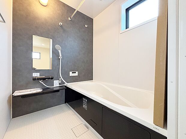 【浴室】【２号棟】１坪以上広さを設けた浴室で、ゆったりバスタイム♪
お子様と一緒に入るにも充分な広さです。
一日の疲れを癒せます♪