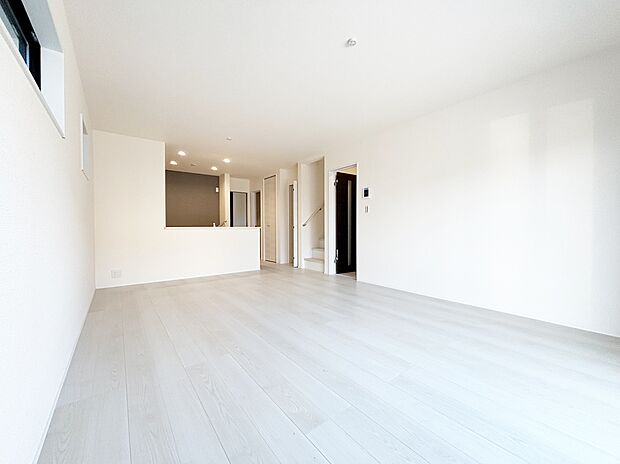 【リビング】【２号棟】広々とした明るいリビング♪
対面式のオープンキッチンは、家事をしながら家族の様子が一目でわかる安心＆便利設備です♪