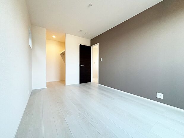 【リビング以外の居室】【２号棟】家族一人ひとりの大切なプライベート空間。趣味に合わせて使って頂けるようシンプルに仕上げてあります。暮らし心地を大きく左右する収納を、適材適所に配置し使い勝手を考慮しました。