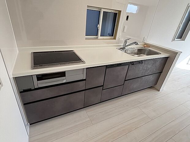 【キッチン】【１号棟】キッチンワークしながら大切な家族との会話を楽しめる、家族のコミュニケーションが生まれる対面式のオープンキッチンです♪