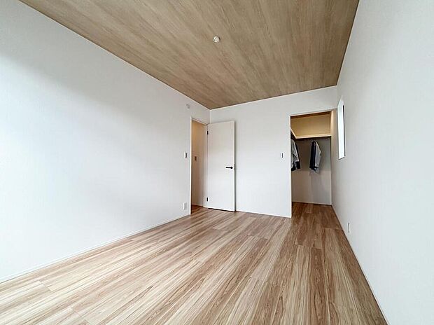 【リビング以外の居室】各居室に収納を設けました!
お洋服をたくさんお持ちの方でもたっぷり収納でき、お部屋を最大限広くご活用いただけます♪