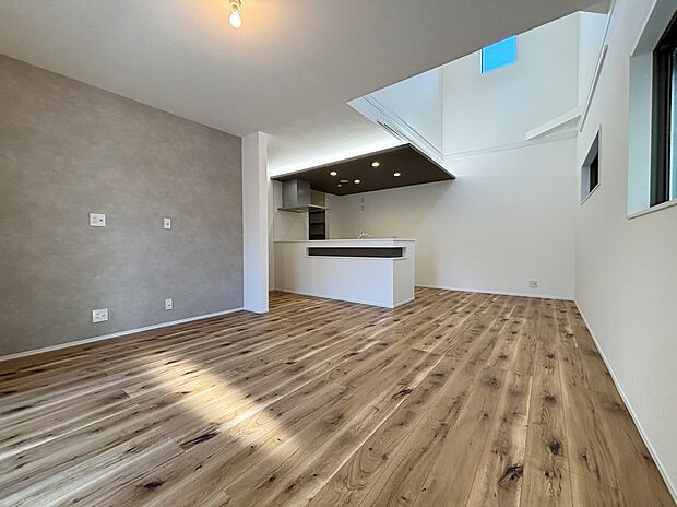 【リビング】心地よい明るい雰囲気のリビング♪採光は良好です！　　
家族団らんの時間も増えそうなくつろぎの場所になりそうです♪