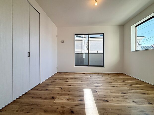 【リビング以外の居室】２面採光を施した為、晴れの日の日中はいつも明るい室内に。
窓を開放すれば気持ちの良い風が入り込んできます。