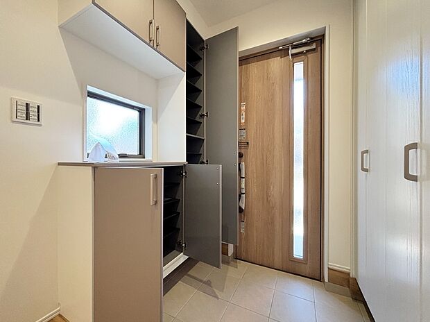 【玄関】明るくて清潔感溢れる玄関。
便利な下駄箱収納付きです♪
散らかりがちな玄関もすっきりと片付きます。　　　