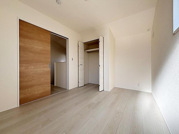 【リビング以外の居室】【3号棟】家族一人ひとりの大切なプライベート空間。趣味に合わせて使って頂けるようシンプルに仕上げてあります。暮らし心地を大きく左右する収納を、適材適所に配置し使い勝手を考慮しました。