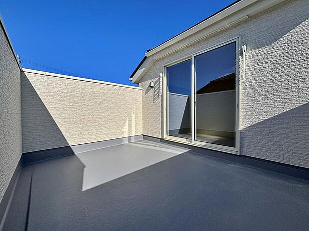 【バルコニー】【3号棟】開放的なバルコニーは見晴らしもよく、太陽の温かな温もりをめいっぱい受け止めてくれます。太陽の光と爽やかな風を受けたお洗濯物はあっという間に乾き、取りこむ時には太陽の匂いを感じられそうですね。