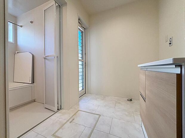 【洗面台・洗面所】【3号棟】ゆとりの洗面スペースで朝の身支度も快適スムーズに。3号棟は便利な勝手口付き☆