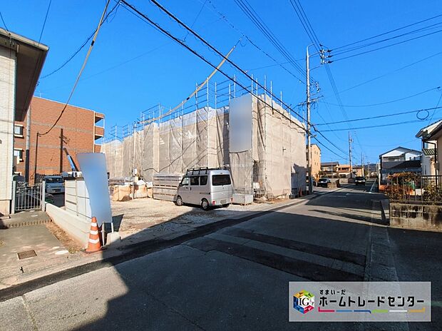 【前面道路含む現地写真】一戸建ての大きなメリットは、「自分の土地」を自由に使えること。好きなペットが飼えるほか、ガーデニングやＤＩＹ、車やバイクの手入れなど様々な趣味を楽しめます♪