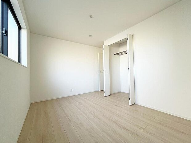 【収納】各居室に収納を設けました!
お洋服をたくさんお持ちの方でもたっぷり収納でき、お部屋を最大限広くご活用いただけます♪